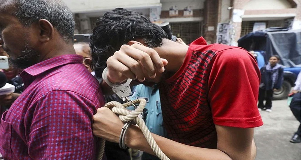 ফের হাতকড়া পরিয়ে কিশোরকে নেওয়া হলো আদালতে