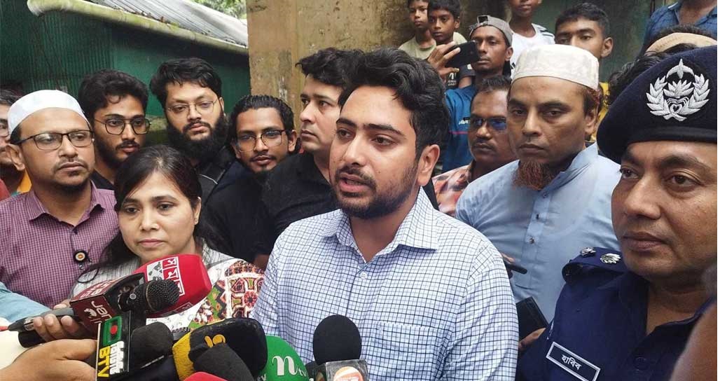 দেশ সংকটকালীন অবস্থার মধ্য দিয়ে যাচ্ছে, সতর্ক থাকতে হবে: নাহিদ