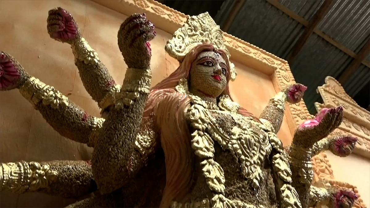 এবার নাটোরে ধান দিয়ে তৈরি হলো দুর্গা প্রতিমা