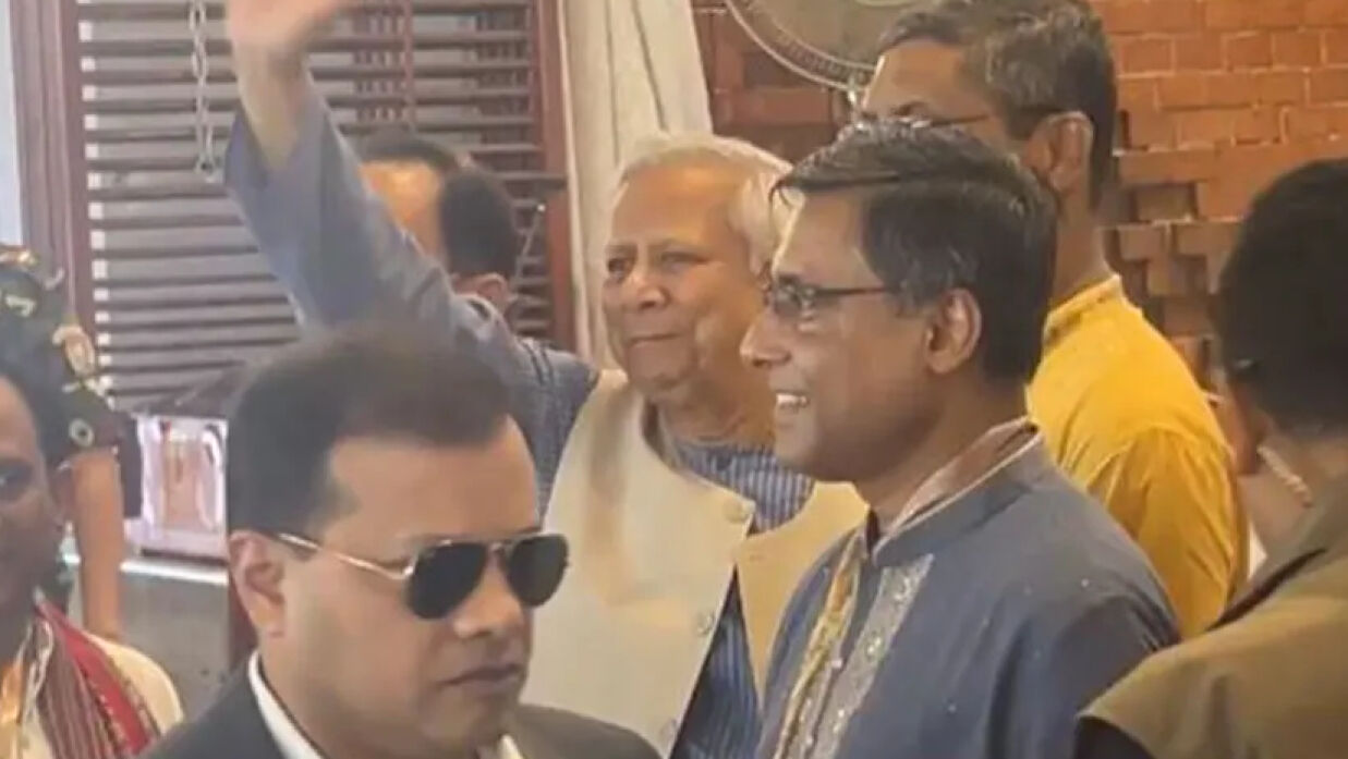 ঢাকেশ্বরী মন্দির পরিদর্শনে প্রধান উপদেষ্টা