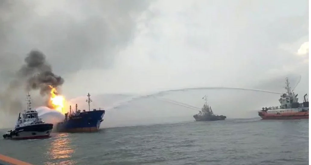 ১৩ ঘণ্টায়ও নিয়ন্ত্রণে আসেনি কুতুবদিয়ার এলপিজিবাহী জাহাজের আগুন