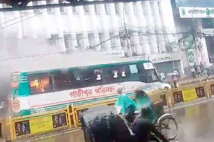 বৃষ্টির সকালে মতিঝিলে যাত্রীবাহী বাসে আগুন