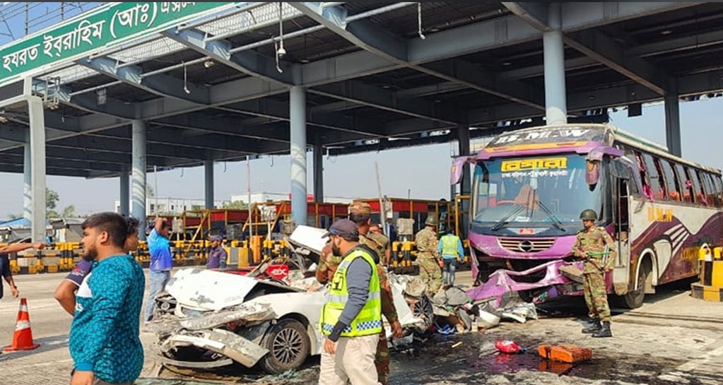 এক্সপ্রেসওয়েতে প্রাইভেটকারে বাসের ধাক্কা, নিহত ৫