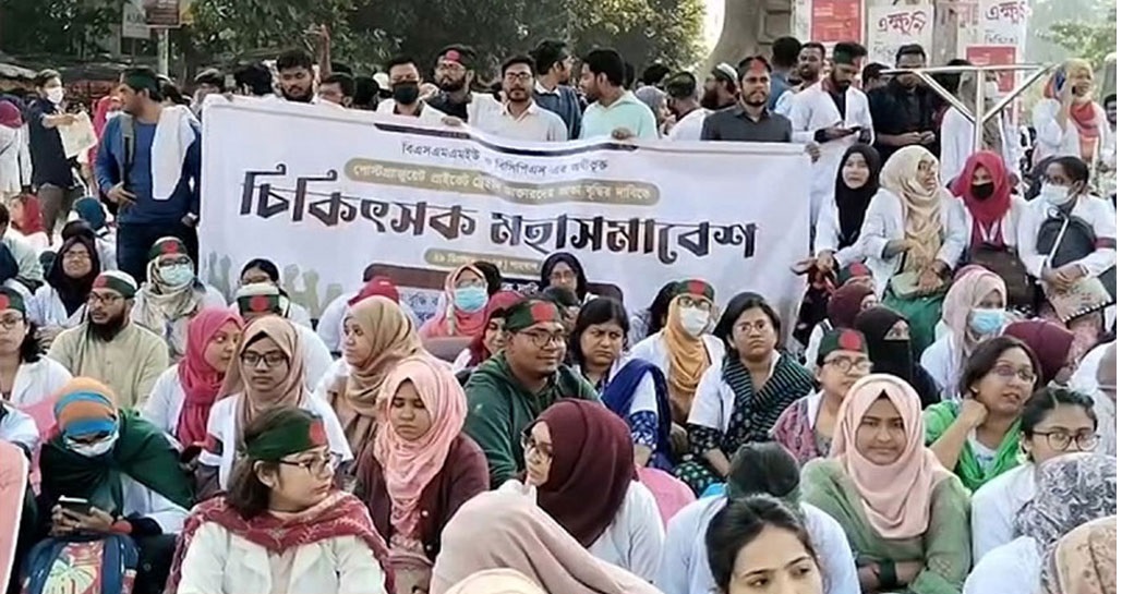 স্বাস্থ্যসেবায় ফিরছেন প্রশিক্ষণার্থী চিকিৎসকরা