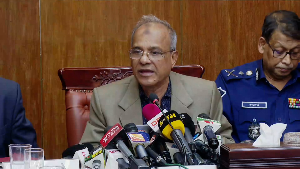 কাঁটাতারের বেড়া নিয়ে কঠোর অবস্থানে বাংলাদেশ: স্বরাষ্ট্র উপদেষ্টা