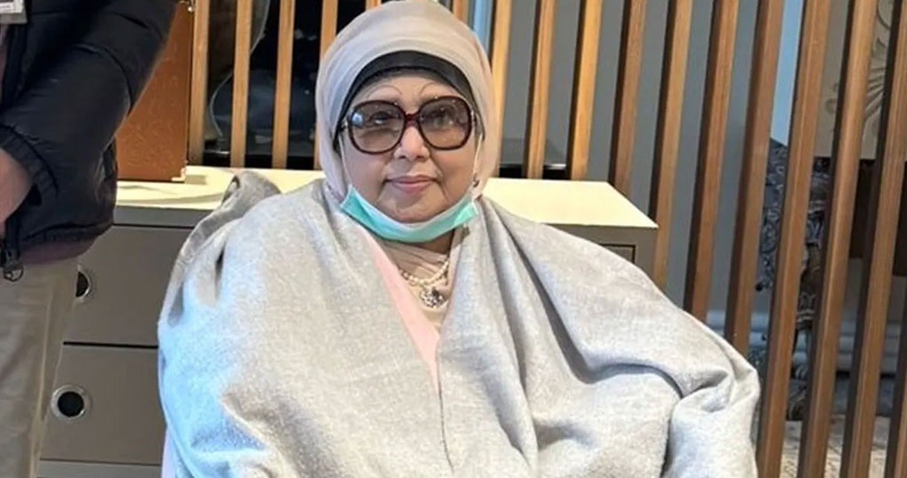 নিজে নিজে হাঁটতে পারছেন খালেদা জিয়া