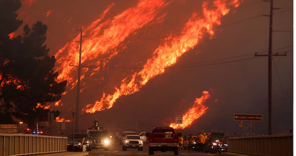 নতুন আরেক দাবানল গ্রাস করছে লস অ্যাঞ্জেলেসকে, রেড-ফ্ল্যাগ জারি