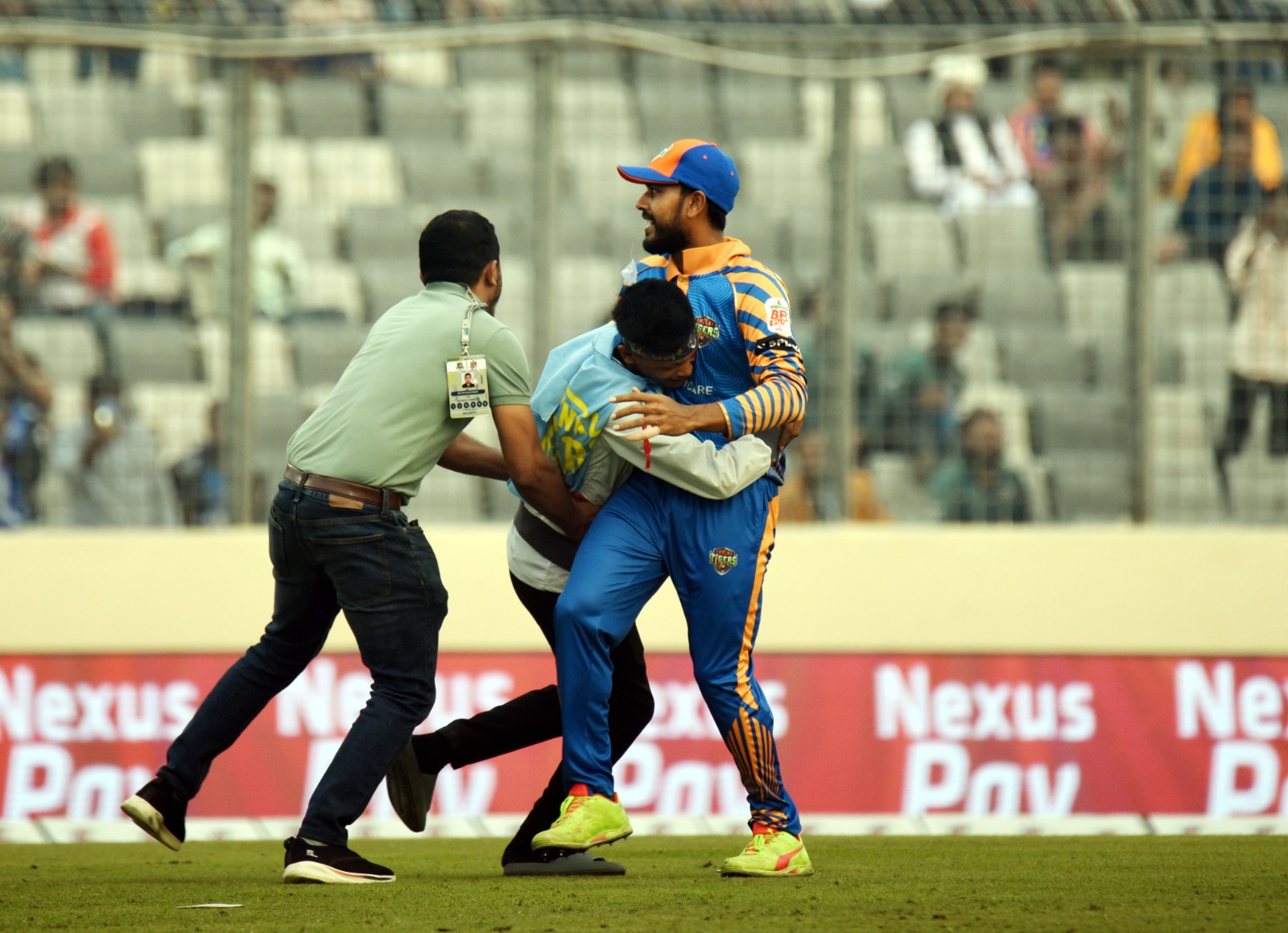 ম্যাচের মাঝেই মাঠে ঢুকে মিরাজকে জড়িয়ে ধরল ভক্ত