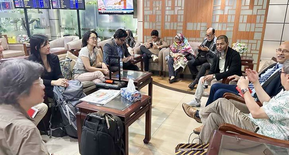 জুলাই বিপ্লবে আহতদের চিকিৎসায় সিঙ্গাপুরের চক্ষুচিকিৎসক দল ঢাকায়