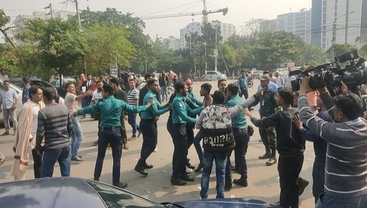নির্বাচন ভবনের সামনে দুই প্রার্থীর সমর্থকদের হাতাহাতি, আটক ২