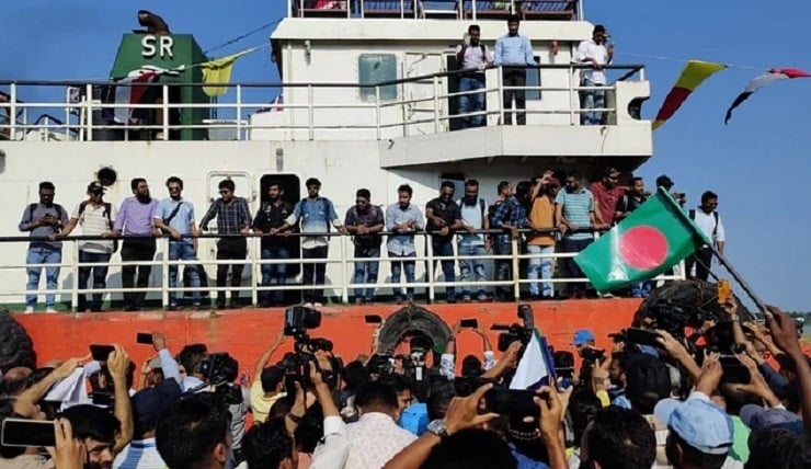 অবশেষে চট্টগ্রাম বন্দরে এমভি আব্দুল্লাহর ২৩ নাবিক, ফুল দিয়ে বরণ