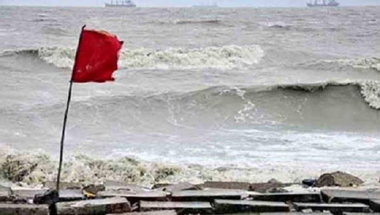 চার সমুদ্রবন্দরে তিন নম্বর সতর্ক সংকেত