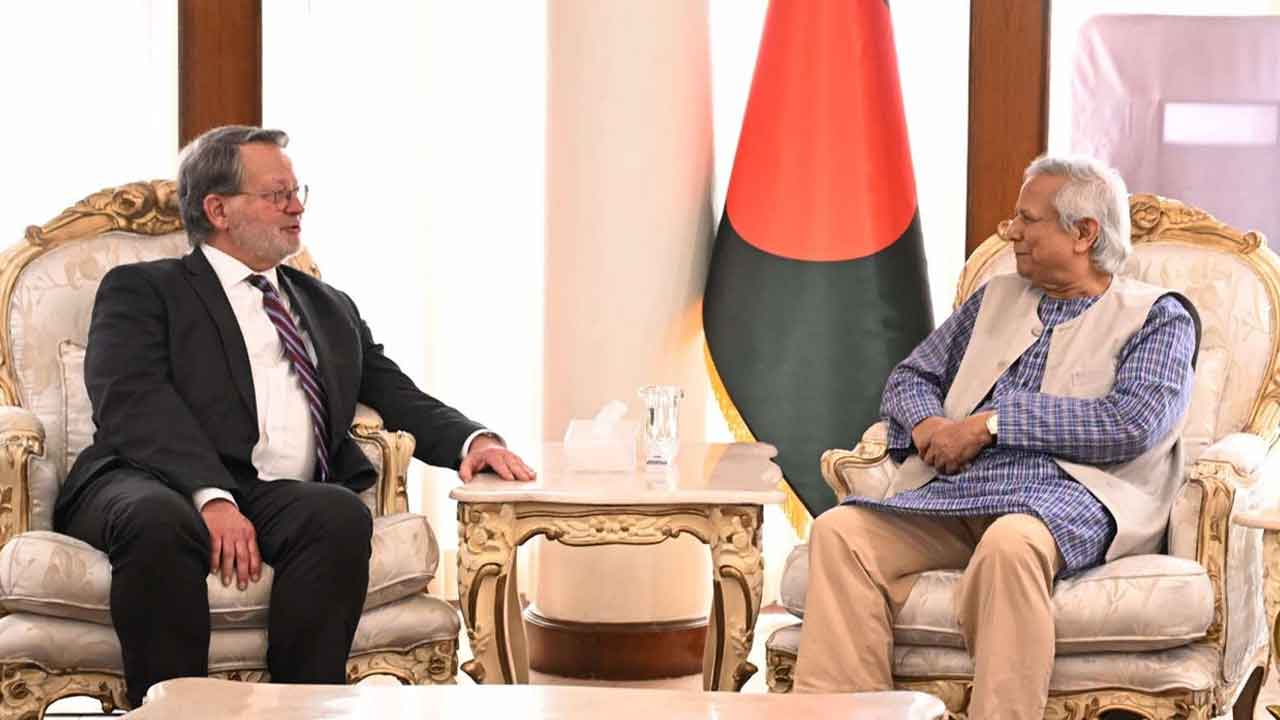 হিন্দুদের ওপর হামলা ধর্মীয় নয় রাজনৈতিক: প্রধান উপদেষ্টা