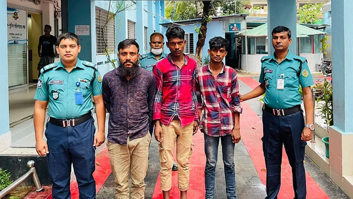 দিনদুপুরে বাসের মধ্যেই ‘গণধর্ষণ’, চালকসহ গ্রেফতার ৩