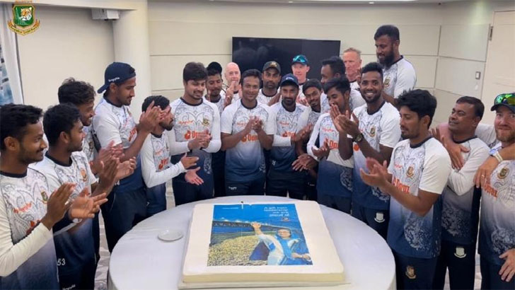 কেক কেটে পদ্মা সেতু উদ্বোধনে সামিল সাকিব-তামিমরা