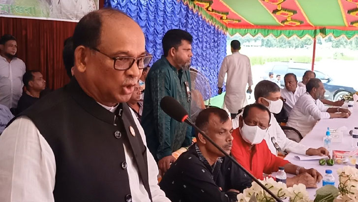 ট্রেন চলে সোজা, ধাক্কা লাগলে দায় কেন নিতে হবে: রেলমন্ত্রী