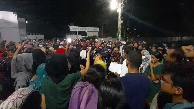 মধ্যরাতে হলের তালা ভেঙে খুলনা বিশ্ববিদ্যালয় ছাত্রীদের বিক্ষোভ