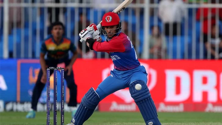 ক্যাচ ধরলেও আউট হলেন না, হয়ে গেল ছক্কা!