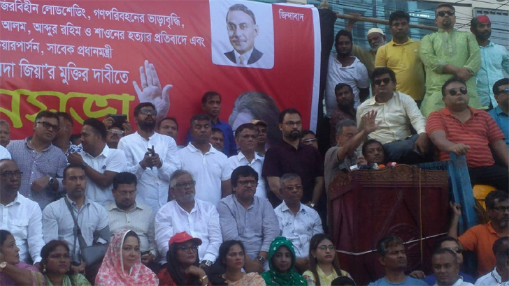 হাতে ও মাথায় ব্যান্ডেজ নিয়ে সমাবেশে তাবিথ আউয়াল