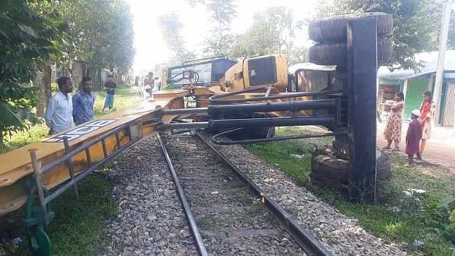 ক্রেন উল্টে ঢাকা-ময়মনসিংহে রেল চলাচল বন্ধ