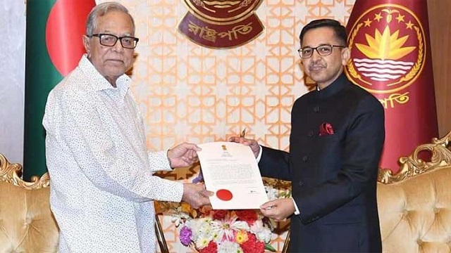রাষ্ট্রপতির কাছে ভারতের নতুন হাইকমিশনারের পরিচয়পত্র পেশ