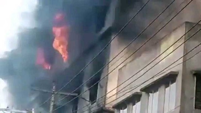 ধামরাইয়ে কীটনাশক তৈরির কারখানায় আগুন, আহত ১৫ ফায়ার কর্মী