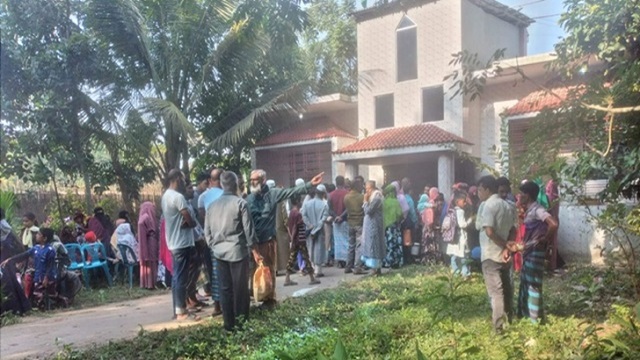 বরিশালে বিএনপি নেতার স্ত্রীকে গলা কেটে হত্যা, স্বামীর অবস্থা গুরুতর