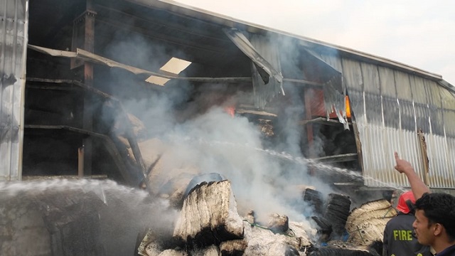 স্পিনিং মিলের তুলার গুদামে আগ্নিকান্ড: ১২ ঘণ্টায়ও নিয়ন্ত্রণে আসেনি