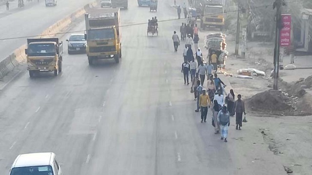 রাস্তায় বাস নেই, পায়ে হেঁটে গন্তব্যে পৌঁচাচ্ছে মানুষ