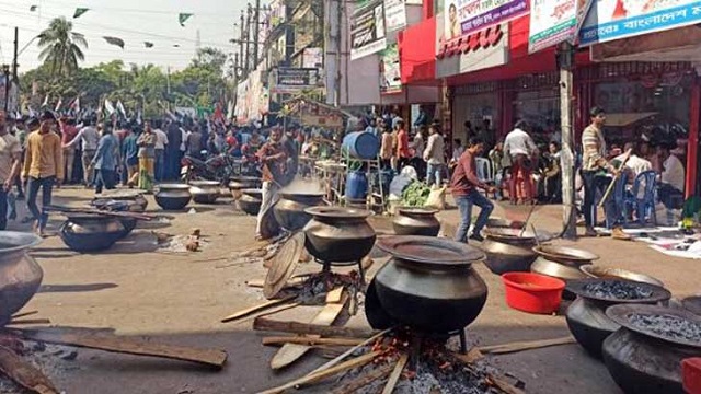 আ.লীগ অফিসের সামনে বড় বড় পাতিলে রান্না হচ্ছে খিচুড়ি