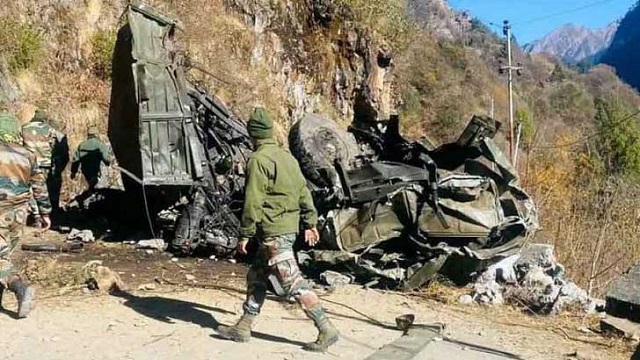 বাস খাদে পড়ে তিন অফিসারসহ ১৬ সেনার প্রাণহানি