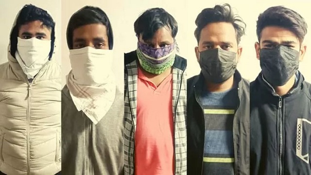 তরুণীকে গাড়ির নিচে হিঁচড়ে নিয়ে গেল একদল মদ্যপ যুবক