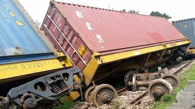 বগি লাইনচ্যুত, সিলেটের সঙ্গে সারা দেশের রেল যোগাযোগ বন্ধ