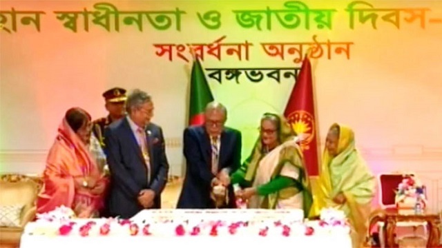মহান স্বাধীনতা দিবস উপলক্ষ্যে কেক কাটলেন রাষ্ট্রপতি-প্রধানমন্ত্রী