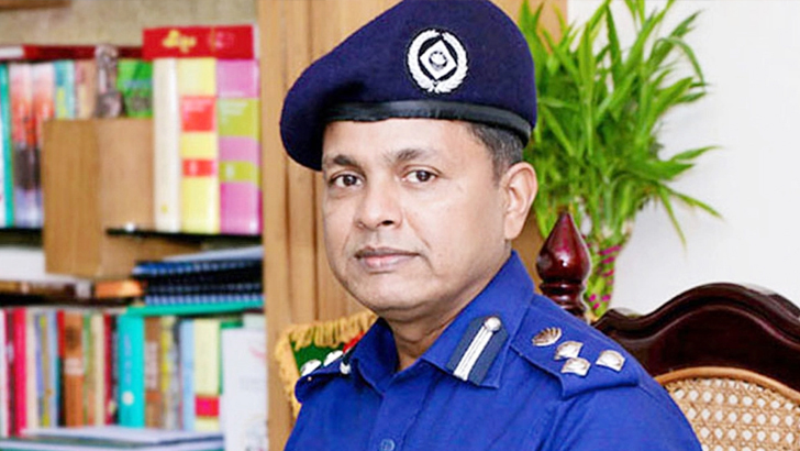 সাহিত্যে অবদানের জন্য অ্যাওয়ার্ড পেলেন ডিএমপি কমিশনার