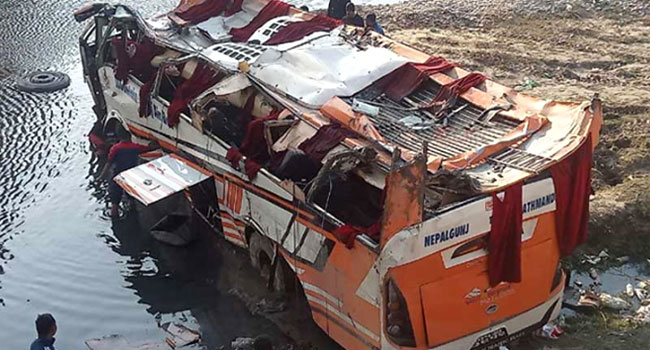 মালিতে সেতু থেকে বাস নদীতে পড়ে নিহত ৩১