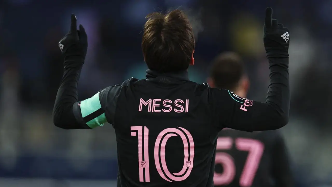 মেসির অটোগ্রাফ চাওয়ায় বিপাকে রেফারি