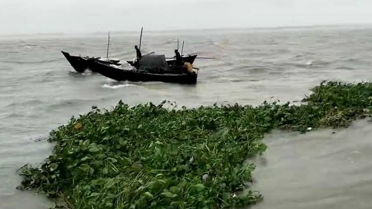 মেঘনায় ট্রলারডুবির ঘটনায় জীবিত উদ্ধার ৫, নিখোঁজ বাবা-ছেলে