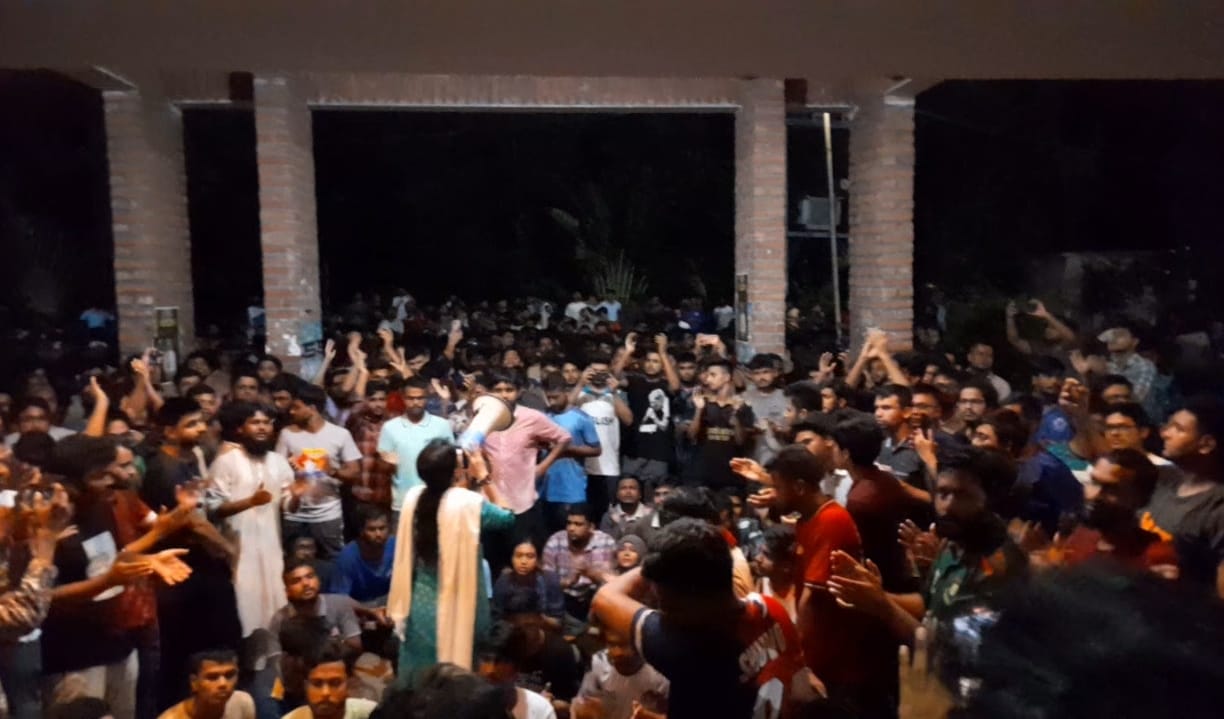 ‘রাজাকার’ স্লোগান দেয়ায় ২ শিক্ষার্থীকে হলে আটক, মধ্যরাতে উত্তপ্ত জাবি