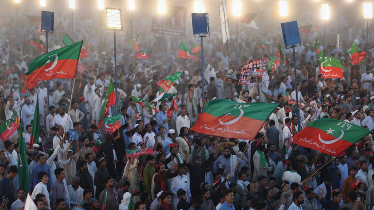 ইমরানের মুক্তির দাবিতে পাকিস্তানে বিশাল বিক্ষোভ