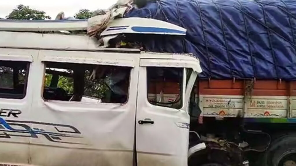 ভারতে হাইওয়েতে দাঁড়িয়ে থাকা ট্রাকে মিনিবাসের ধাক্কা, নিহত ১৩