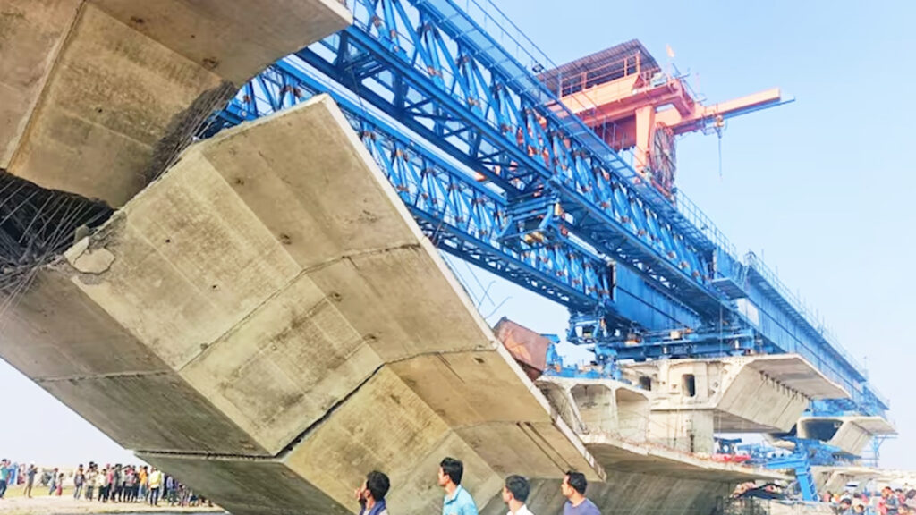 ভারতে নির্মাণাধীন সেতু ধসে নিহত ১, আটকা প্রায় অর্ধশত