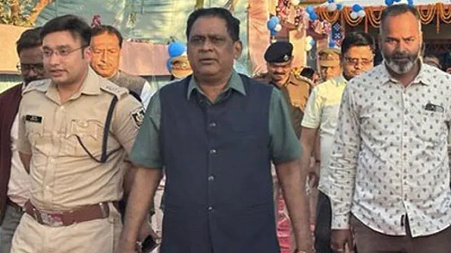 মন্ত্রীর বুকে পুলিশের গুলি, অবস্থা আশঙ্কাজনক