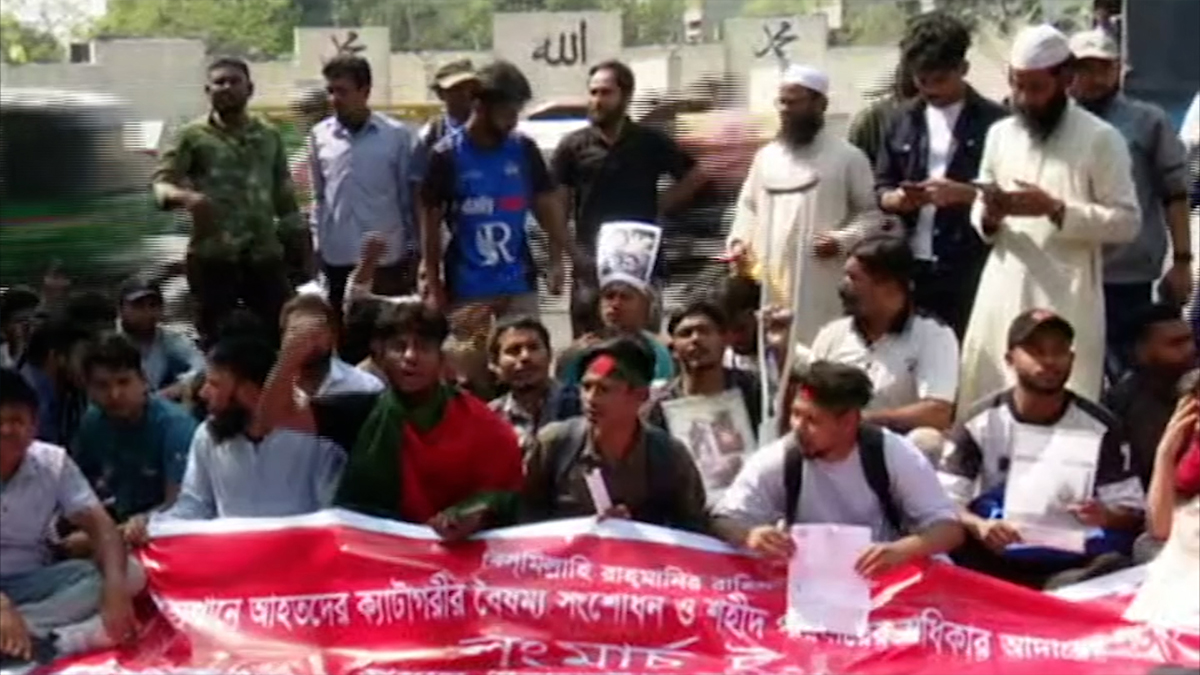 প্রধান উপদেষ্টার কার্যালয়ের সামনে জুলাই আন্দোলনে আহতদের অবস্থান