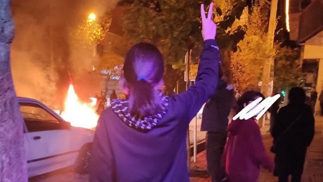 ‘সৃষ্টিকর্তার বিরুদ্ধে শত্রুতা’, ইরানে ৪ বিক্ষোভকারীর মৃত্যুদণ্ড