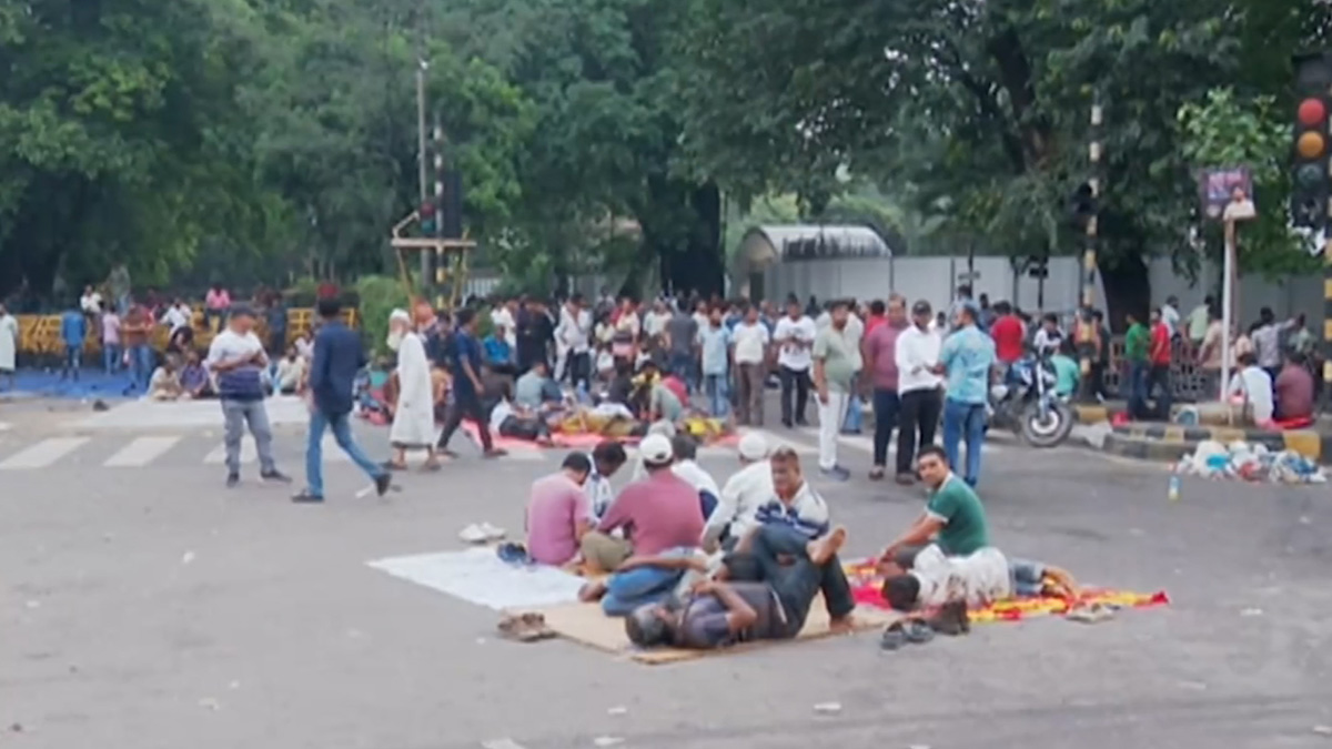 যমুনার সামনে হেয়ার রোডে অবস্থান কর্মসূচি অব্যাহত ইশরাক সমর্থকদের