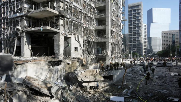 ইরানের মিসাইল হামলায় কাঁপলো ইসরায়েল