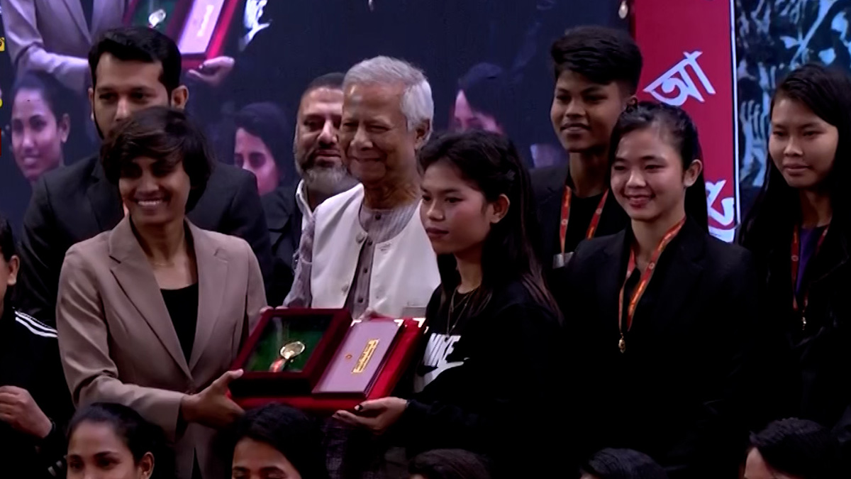 ১৮ ব্যক্তি ও নারী ফুটবল দলকে একুশে পদক তুলে দিলেন প্রধান উপদেষ্টা