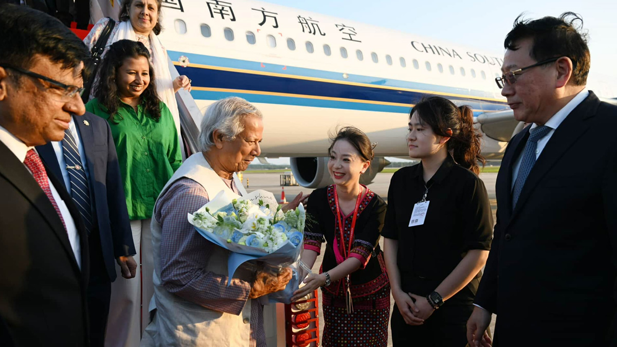 চীনে পৌঁছেছেন প্রধান উপদেষ্টা
