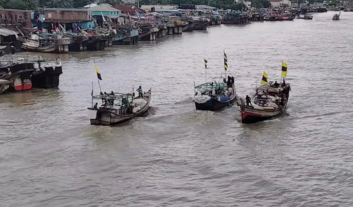 মাছ ধরতে সাগরে যেতে প্রস্তুত জেলেরা